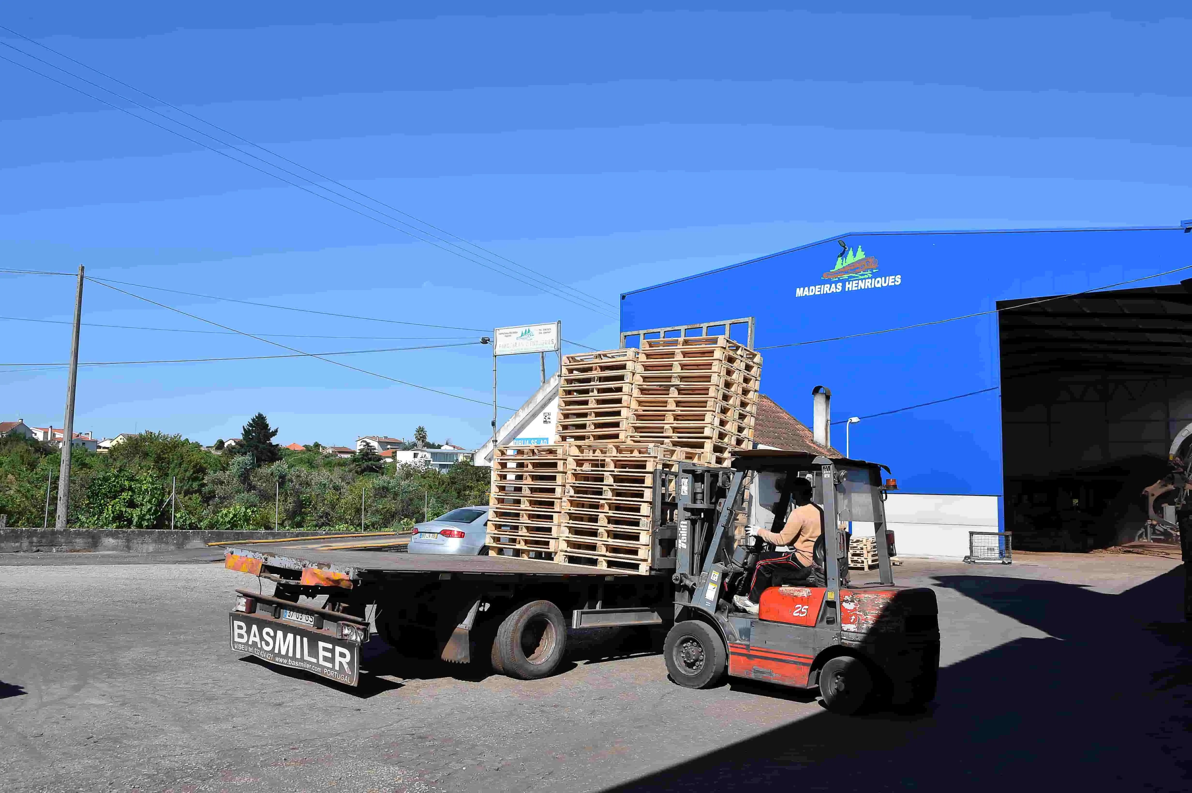 Carregamento de paletes de madeira